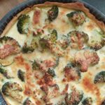 wegetarianska tarta brokulowa z zielonym groszkiem